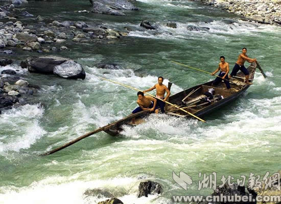 巴东神农溪上的纤夫.巴东县旅游局供图