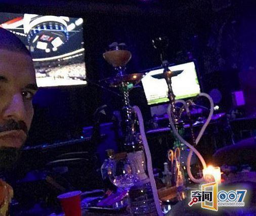 21岁男孩吞云吐雾成烟雾之神!（组图）