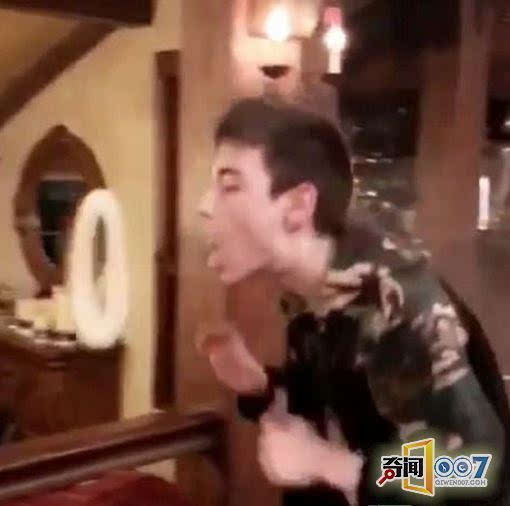 21岁男孩吞云吐雾成烟雾之神!（组图）