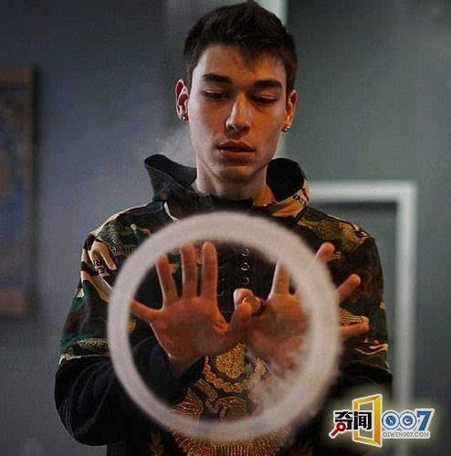 21岁男孩吞云吐雾成烟雾之神!（组图）