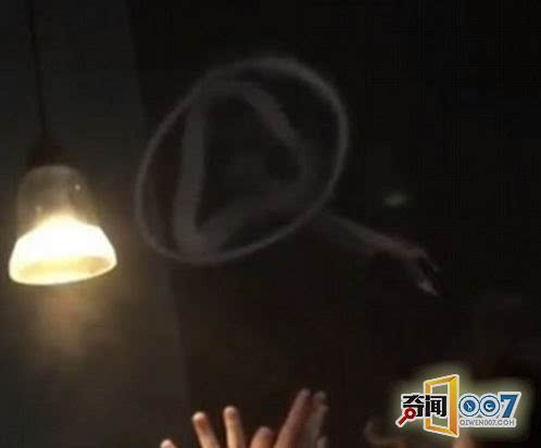 21岁男孩吞云吐雾成烟雾之神!（组图）