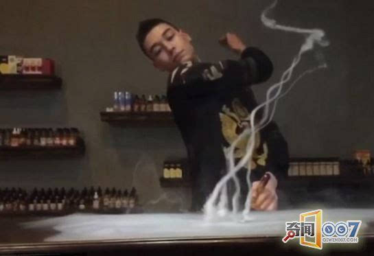 21岁男孩吞云吐雾成烟雾之神!（组图）