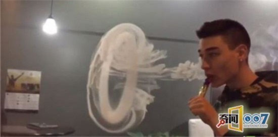 21岁男孩吞云吐雾成烟雾之神!（组图）