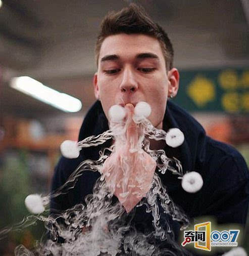 21岁男孩吞云吐雾成烟雾之神!（组图）
