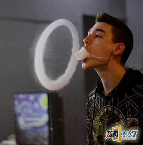 21岁男孩吞云吐雾成烟雾之神!（组图）