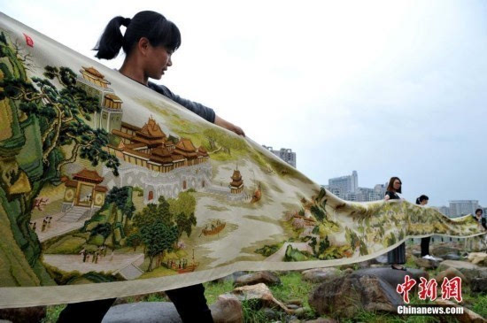 福建市民耗时6年绣出22米长宽0.8米的《清明上河图》