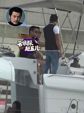 李亚鹏与美女同游:白衣女子挽住李亚鹏的手 白