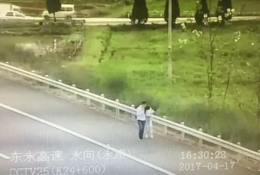 情侣被甩客在高速 车停高速情侣一丝不挂亲吻[图]