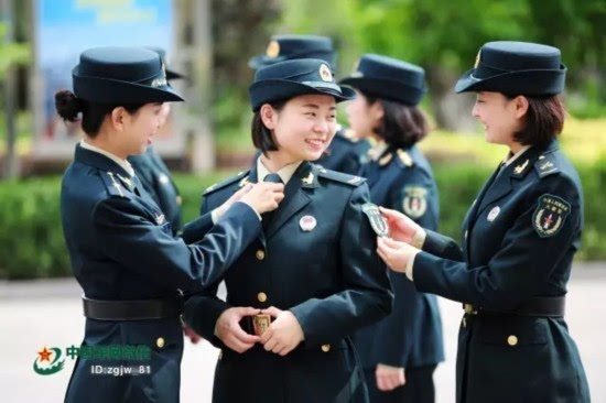 2015年12月31日,第二炮兵更名火箭军,习主席亲自授军旗并致训词.