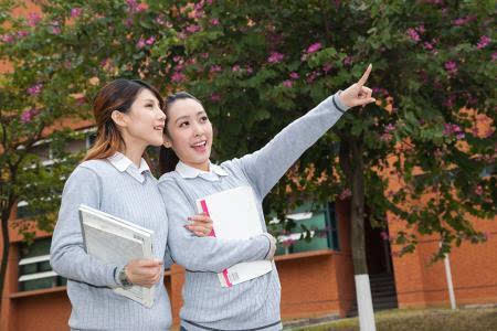 女大学生做主播年入200万深圳买房 妈妈看到
