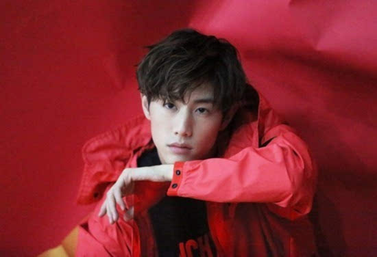 got7成员mark拍画报展多面魅力 风格多样切换自如[组图]