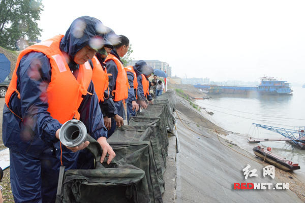 湖南加紧防汛抢险物资储备 抢险新设备亮相