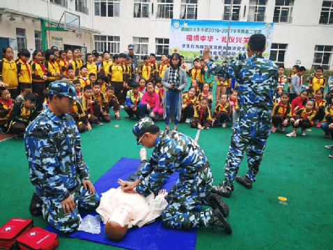 (图为:教官们正在教学生心肺复苏术(cpr).