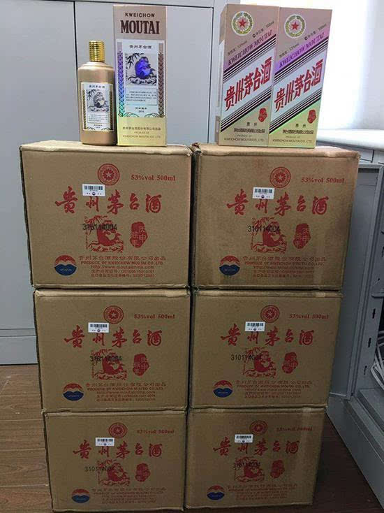 白酒的闵某,陈某,孟某等三人抓获,当场缴获涉案茅台,五粮液等白酒15箱