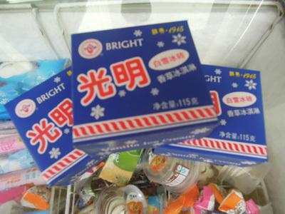 9,光明方砖.夏季喜欢用方砖拌水果吃.