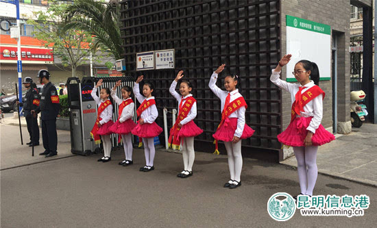 关上实验学校同学礼仪队向每一位到来的老师敬队礼,问好.