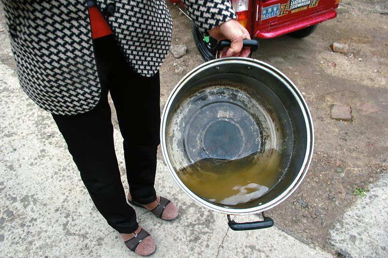 这水脏成这样,是被下水管道里的污水污染了.