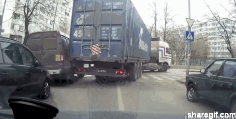 飞驰在马路上的判死官 大货车