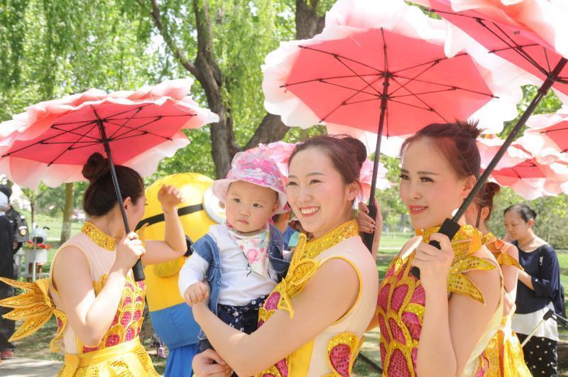 北京:世界花卉大观园迷你花车巡游精彩开场
