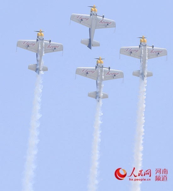 北京冰点无痛脱毛机价格,北京男生几岁长腋毛,北京注射隆鼻歪了,北京哪儿可以做双眼皮,北京超声刀哪儿买,北京拉双眼皮埋线,北京割双眼皮要多钱 资料图 厦门晚报讯(记者彭菲) 从网上得知某种药品可以使人昏睡,曾某决定给网友下这种药然后抢劫。为了迷惑对方,他自己也喝了几口。醒来后,他将昏睡不醒的网友搜刮一空。近日,曾某因涉嫌抢劫罪被思明区人民检察院批准逮捕。 【准备】 为验证药物效力,他先拿自己做试验 去年七八月间,曾某在朋友的家中看到一袋药品,他很好奇,问这是什么药。朋友说这是治疗失眠用的。因为没有工作,又
