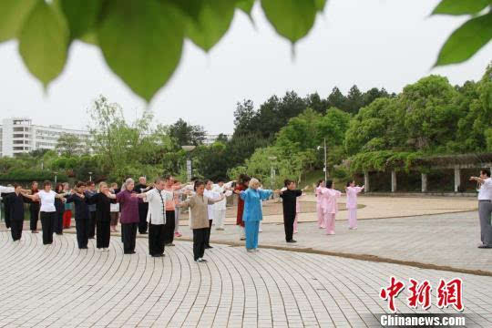 气功学员跟随江西中医药大学基础医学院院长章文春教授学习中医气功