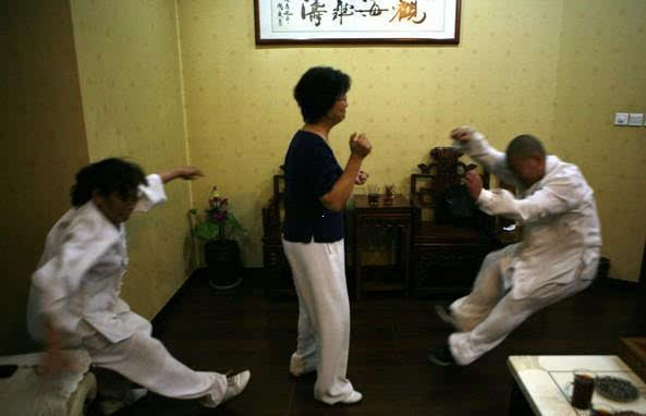 闫芳隔空骗术被扒 徐晓冬号称要 打假 传统武术