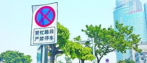 在这个路口,相比其他标牌,地下通道路口的指示作用应该更突出一些
