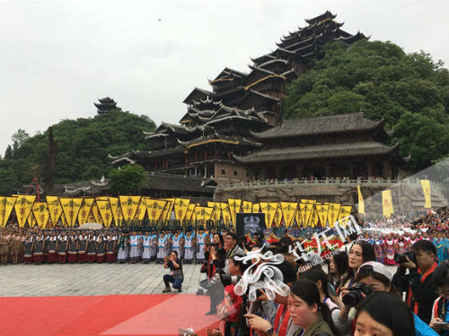 三鞠躬,敬天地,九黎苗族长老代表苗民敬献高香至殿内……今(3)日上午