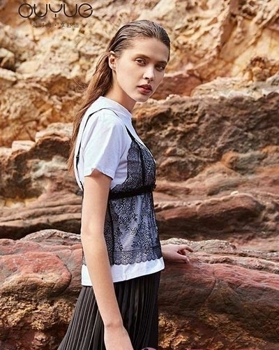 欧玥丨吊带外穿的时尚搭配 让你腰细腿长比例