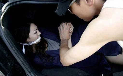 美女搭车色诱司机 万万想不到晚上竟发生这事！一只手在自己身上