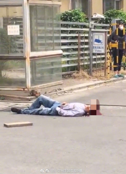 一个人在野外腿受伤 刮着风猜成语