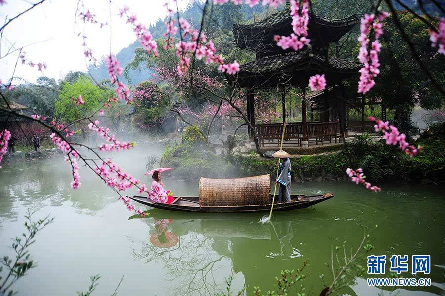图为桃花源景区之内,换上秦服的游客体验打渔.
