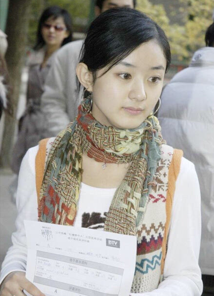 赵丽颖2006年参加《新红楼梦》选秀时的海选照片曝光.