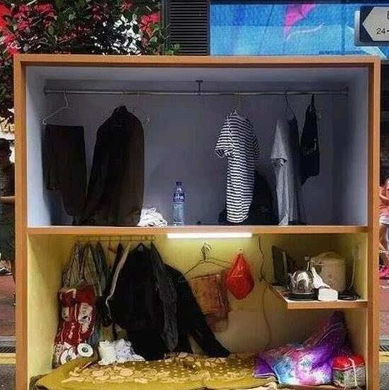 香港惊现“棺材房” !20万人生活在不到10 空间