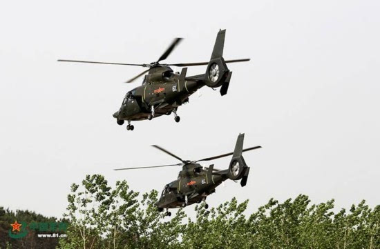 高清空降兵部队武直直升机超低空掠过草地