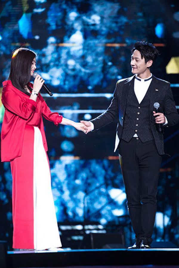 《欢乐颂2》开播盛典 张陆蒋欣合体献唱引欢呼