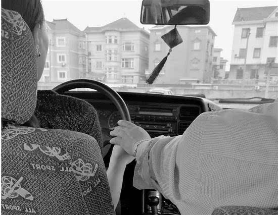 女子学车遇咸猪手 女学员与驾校教练的学车现场