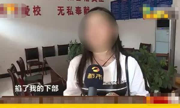 女子学车遇咸猪手 女学员与驾校教练的学车现场