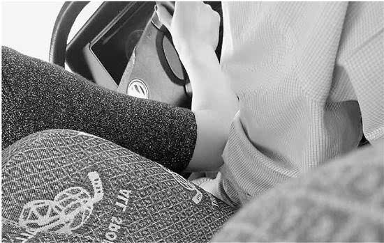 女子学车遇咸猪手 女学员与驾校教练的学车现场