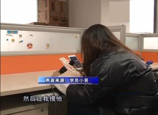 女子学车遇咸猪手 女学员与驾校教练的学车现场