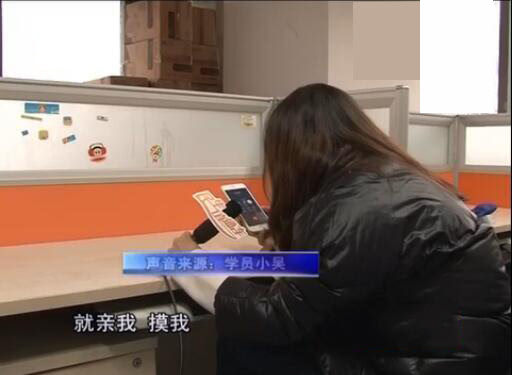 女子学车遇咸猪手 女学员与驾校教练的学车现场