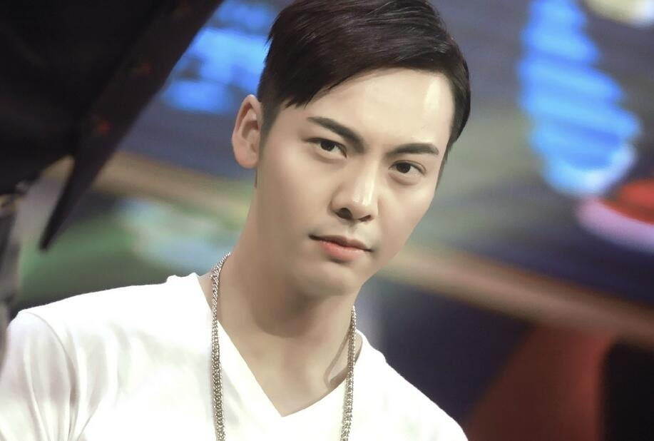 陈伟霆MV写真曝光 复古穿搭诠释简色主义