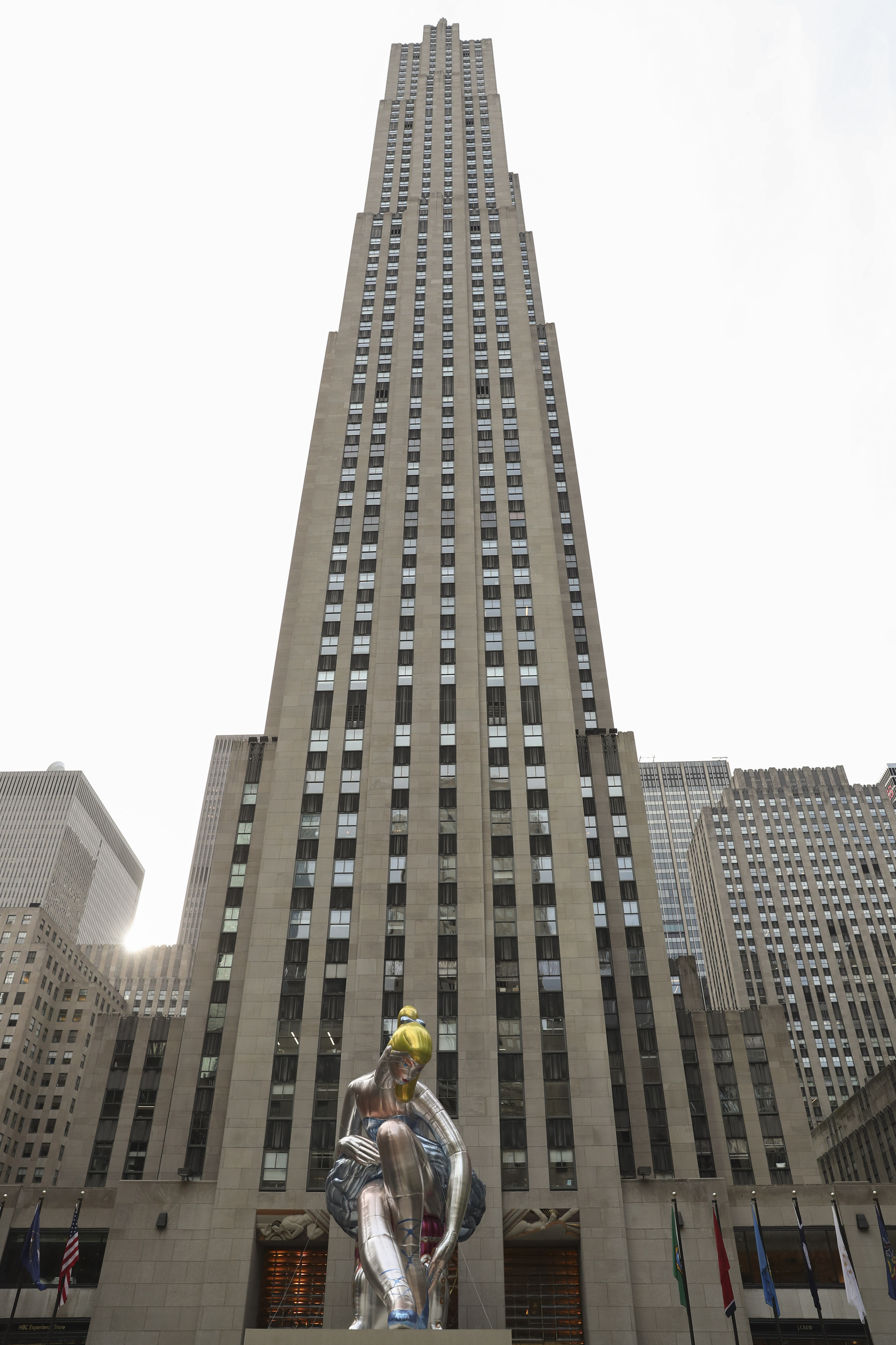 巨型“芭蕾舞女”亮相纽约