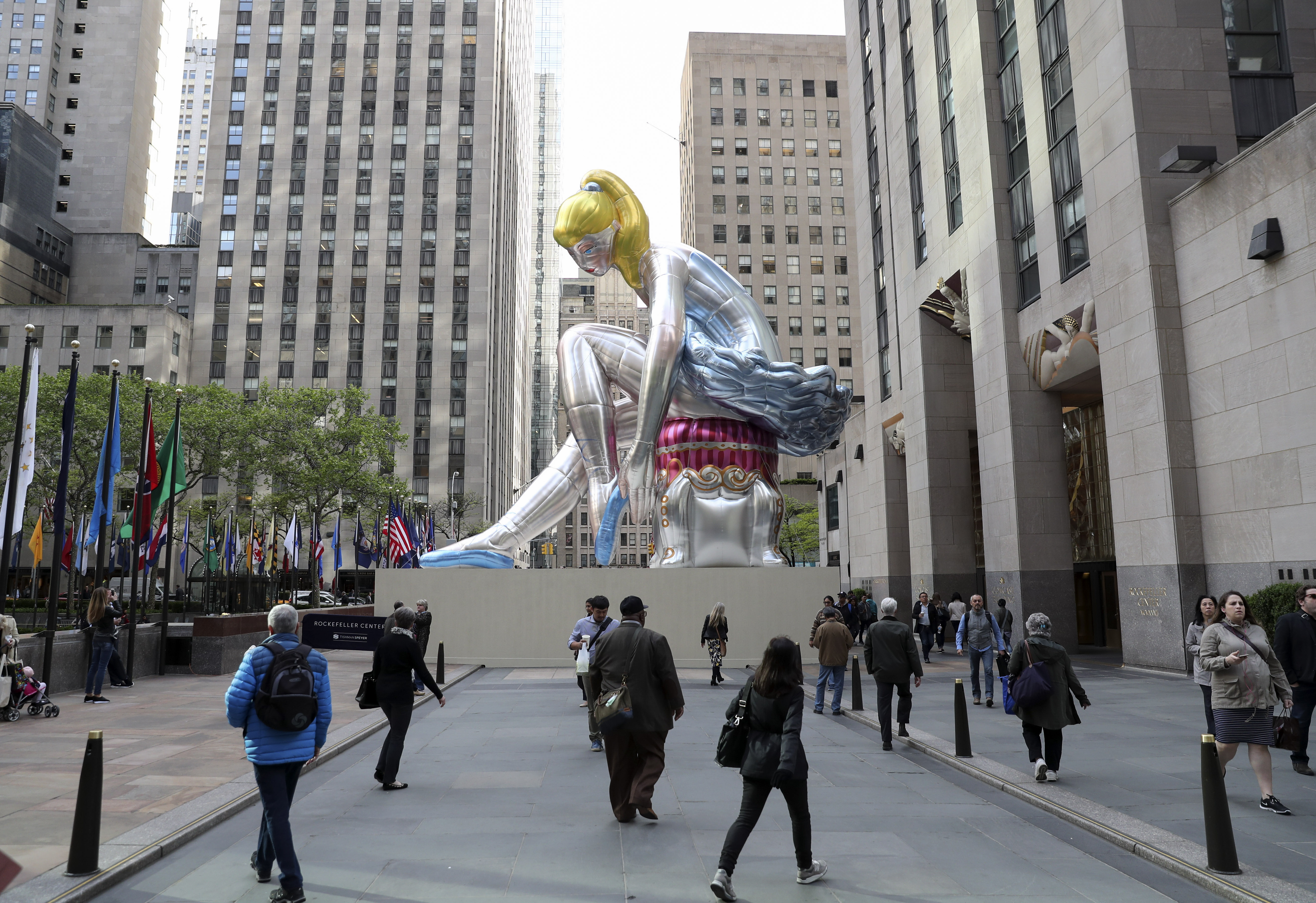巨型“芭蕾舞女”亮相纽约