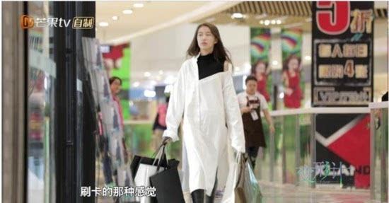 变形计新一期主人公16岁少女刘思琦姑姑帮她剪脚趾甲二姨姥帮她喂饭