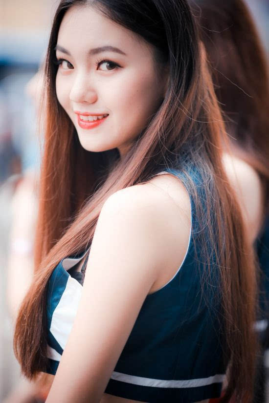 中国房车锦标赛揭幕站在珠海国际赛车场盛大举行,现场大票车模抢镜,个
