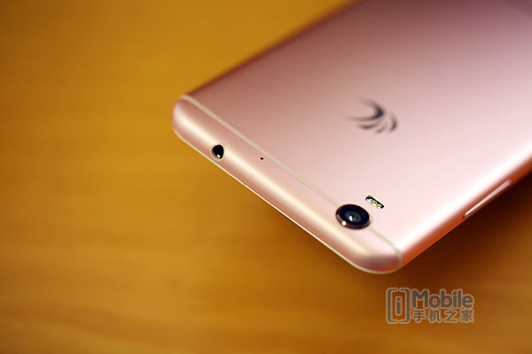 汇威V8手机评测:五键合一 天生较劲