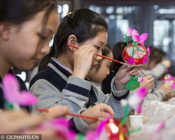 摄当日,500多名小学生来到南京市民俗博物馆,和多位非遗传承人,工艺