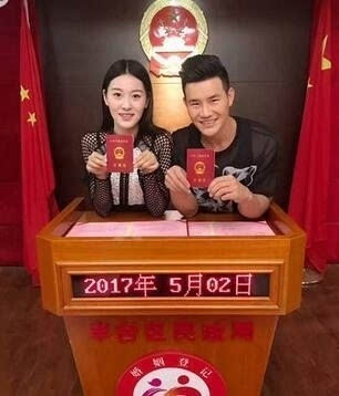 小兵张嘎结婚了!谢孟伟家乡办婚礼 抱着新娘走进婚宴现场
