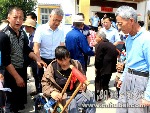 县残联为丰山镇的肢体残疾人,送去了轮椅.通讯员 宋俊初 摄